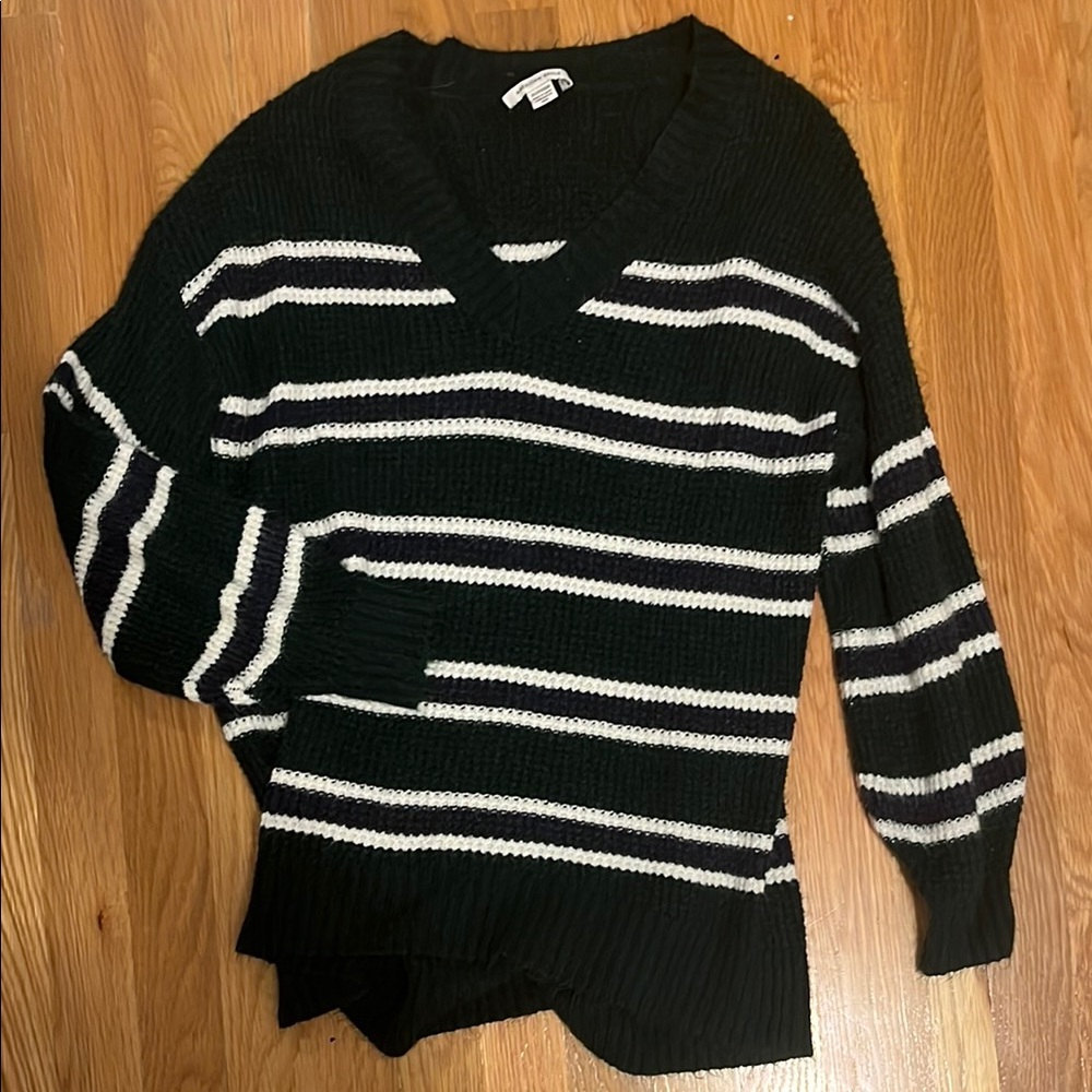American Eagle Outfitters Dark Green and White V-Neck Sweater